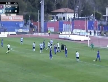 Αθάνατο ελληνικό ποδόσφαιρο - Φυσικοθεραπευτής μπουκάρει στο γήπεδο και «κόβει» τη φάση! (βίντεο)